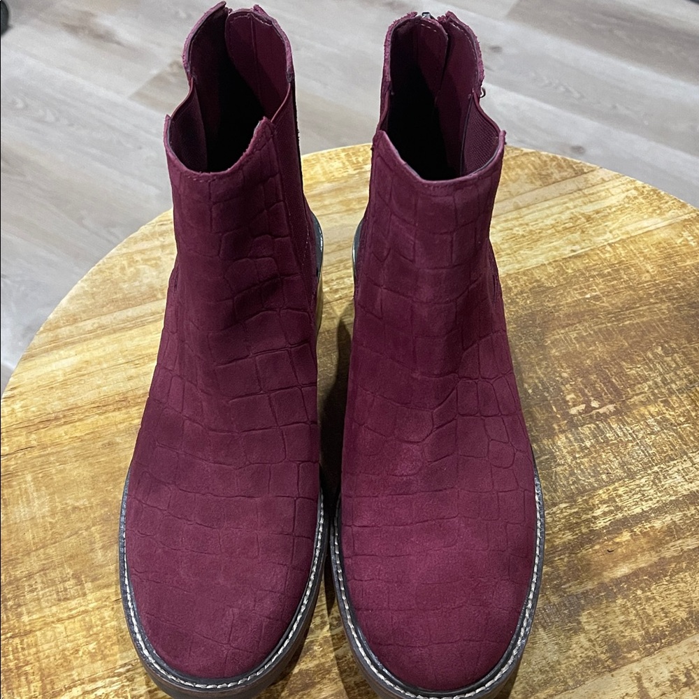 Vince Camuto  women’s Deep Red Ankle Booties size 7.5 - Picture 2 of 9